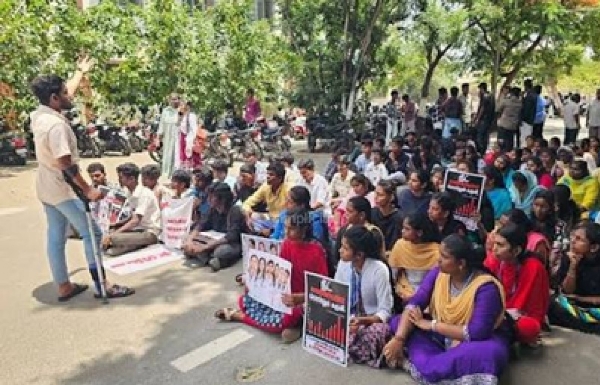 மன்னார்குடியில் 2-வது நாளாக அரசு கல்லூரி மாணவர்கள் வகுப்பு புறக்கணிப்பு போராட்டம்