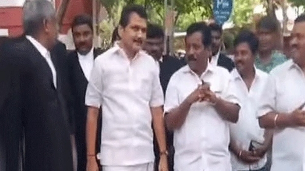 ஆட்சிக் கவிழ்ப்பு சதி வழக்கில் ஜாமீன் - காவல்நிலையத்தில் ஆஜராகி முன்னாள் அமைச்சர் செந்தில் பாலாஜி கையெழுத்திட்டார் ஆட்சிக் கவிழ்ப்பு சதி வழக்கில் ஜாமீன் - காவல்நிலையத்தில் ஆஜராகி முன்னாள் அமைச்சர் செந்தில் பாலாஜி கையெழுத்திட்டார்
