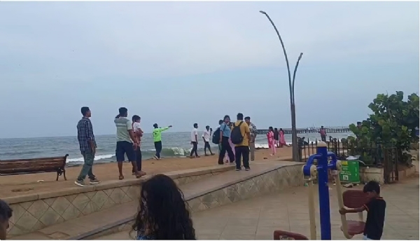புதுச்சேரி கடற்கரை சாலை மீண்டும் திறப்பு - பொதுமக்கள் மகிழ்ச்சி புதுச்சேரி கடற்கரை சாலை மீண்டும் திறப்பு - பொதுமக்கள் மகிழ்ச்சி