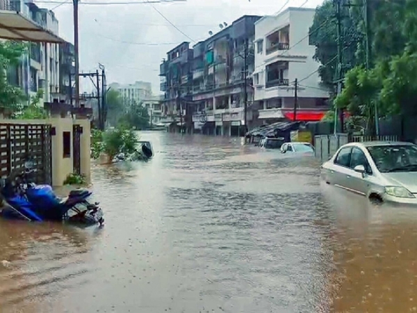 குஜராத்தில் கனமழையால் வெள்ளம் -  அகமதாபாத் - விரம்காம் நெடுஞ்சாலை மூடல்