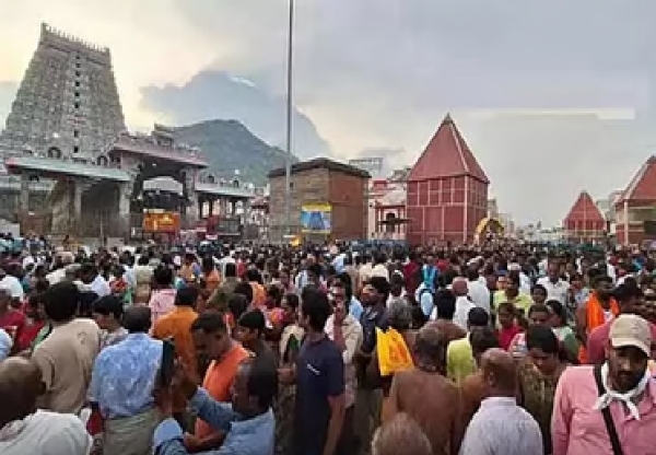 விடுமுறை நாளையொட்டி திருவண்ணாமலையில் அலைமோதும் பக்தர்கள் கூட்டம்