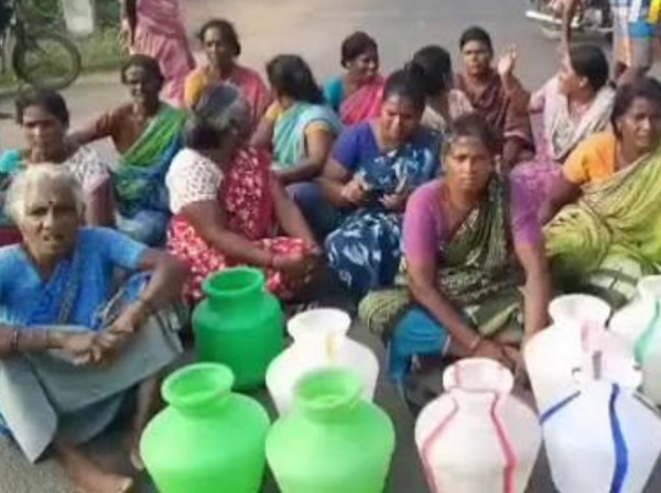 குடிநீர் தட்டுப்பாட்டை கண்டித்து பெண்கள் சாலை மறியல் - போக்குவரத்து பாதிப்பு