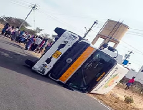 ராணிப்பேட்டை அருகே வேன் கவிழ்ந்து விபத்து - கூலி வேலைக்கு சென்ற 12 பேர் படுகாயம் ராணிப்பேட்டை அருகே வேன் கவிழ்ந்து விபத்து - கூலி வேலைக்கு சென்ற 12 பேர் படுகாயம்