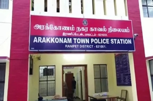 அரக்கோணத்தில் பத்திரிகையாளர்களுக்கு பாதுகாப்பு கோரி காவல் துணை கண்காணிப்பாளரிடம் புகார் மனுத்தாக்கல் அரக்கோணத்தில் பத்திரிகையாளர்களுக்கு பாதுகாப்பு கோரி காவல் துணை கண்காணிப்பாளரிடம் புகார் மனுத்தாக்கல்