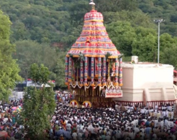 மதுரை அழகர் கோவில் தேரோட்டம் தாமதம் - முதல் மரியாதை சர்ச்சையால் பக்தர்கள் காத்திருப்பு மதுரை அழகர் கோவில் தேரோட்டம் தாமதம் - முதல் மரியாதை சர்ச்சையால் பக்தர்கள் காத்திருப்பு