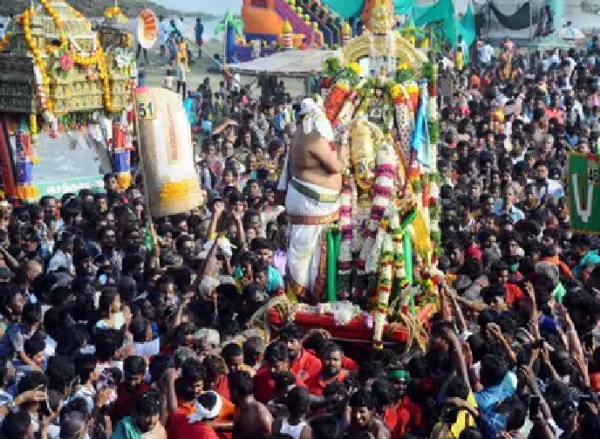 மதுரை அழகர் கோவில் தேரோட்டம் தாமதம் - முதல் மரியாதை சர்ச்சையால் பக்தர்கள் காத்திருப்பு மதுரை அழகர் கோவில் தேரோட்டம் தாமதம் - முதல் மரியாதை சர்ச்சையால் பக்தர்கள் காத்திருப்பு