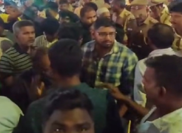 சென்னை அருகே தொடர் மின்வெட்டு - பொதுமக்கள் சாலை மறியல் சென்னை அருகே தொடர் மின்வெட்டு - பொதுமக்கள் சாலை மறியல்