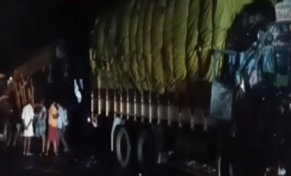 மேட்டூர் அருகேப லாரி, அரசுப் பேருந்து மோதி விபத்து : லாரி ஓட்டுநர் பலி - 10க்கும் மேற்பட்டோர் படுகாயம் மேட்டூர் அருகேப லாரி, அரசுப் பேருந்து மோதி விபத்து : லாரி ஓட்டுநர் பலி - 10க்கும் மேற்பட்டோர் படுகாயம்