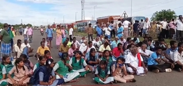திருச்சி அருகே மேம்பாலம் கோரி தேசிய நெடுஞ்சாலையில் மாணவர்களுடன் பொதுமக்கள் மறியல் போராட்டம் திருச்சி அருகே மேம்பாலம் கோரி தேசிய நெடுஞ்சாலையில் மாணவர்களுடன் பொதுமக்கள் மறியல் போராட்டம்