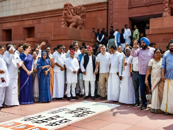 Opposition parties protest in the Parliament complex. Opposition parties protest in the Parliament complex.