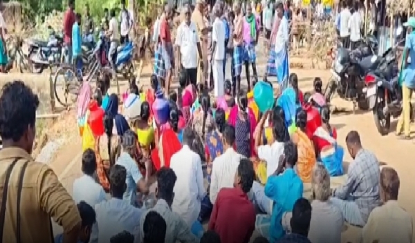 நாகை அருகே குடிநீர் கேட்டு கிராம மக்கள் சாலை மறியல் நாகை அருகே குடிநீர் கேட்டு கிராம மக்கள் சாலை மறியல்