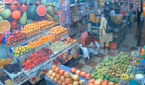 சாமர்த்தியமாக ஆப்பிள், நட்ஸ் திருடிய இளம்பெண்ணின் வீடியோ வைரல் சாமர்த்தியமாக ஆப்பிள், நட்ஸ் திருடிய இளம்பெண்ணின் வீடியோ வைரல்