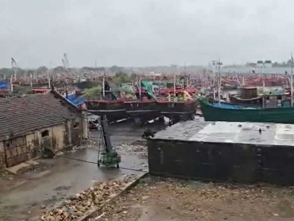 குஜராத் வேராவல் துறைமுகத்தில் எச்சரிக்கை கொடி ஏற்றம் - கனமழை, பலத்த காற்றுக்கு வானிலை மையம் எச்சரிக்கை குஜராத் வேராவல் துறைமுகத்தில் எச்சரிக்கை கொடி ஏற்றம் - கனமழை, பலத்த காற்றுக்கு வானிலை மையம் எச்சரிக்கை