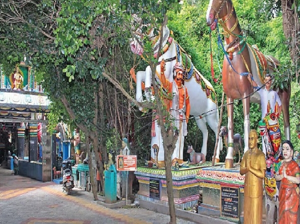 நாகை அய்யனார் கோயிலில் ரூ.4 லட்சம் மதிப்பிலான வெள்ளி கிரீடம் உள்ளிட்ட பொருட்கள் கொள்ளை நாகை அய்யனார் கோயிலில் ரூ.4 லட்சம் மதிப்பிலான வெள்ளி கிரீடம் உள்ளிட்ட பொருட்கள் கொள்ளை