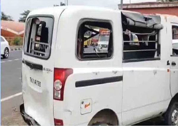 15 children injured after a car collided with a private school van near Tindivanam.