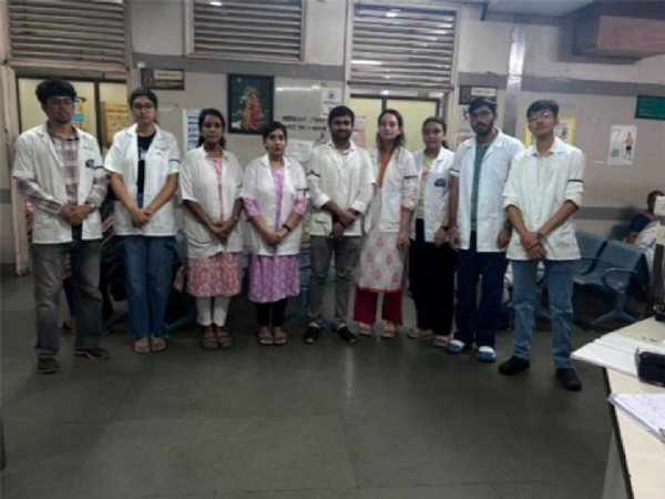 Doctors protest by wearing black ribbons, condemning the attack on a medical worker Doctors protest by wearing black ribbons, condemning the attack on a medical worker