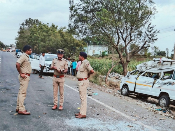 கர்நாடகாவில் கார் மீது லாரி மோதிய விபத்தில் 6 பேர் பலி, 3 பேர் படுகாயம் கர்நாடகாவில் கார் மீது லாரி மோதிய விபத்தில் 6 பேர் பலி, 3 பேர் படுகாயம்