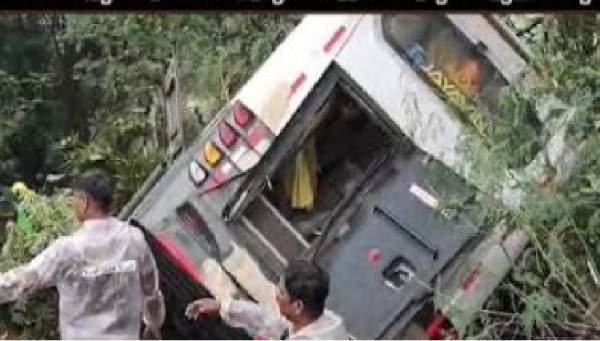 தூத்துக்குடி அருகே டயர் வெடித்து பள்ளத்தில் கவிழ்ந்த ஆம்னி பேருந்து - 4 பெண்கள் உட்பட 11 பேர் படுகாயம் தூத்துக்குடி அருகே டயர் வெடித்து பள்ளத்தில் கவிழ்ந்த ஆம்னி பேருந்து - 4 பெண்கள் உட்பட 11 பேர் படுகாயம்