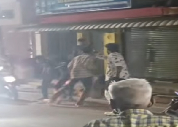 திருத்தணி மார்க்கெட் அருகே பெண் மீது போதையில் பைக்கை ஏற்றிய 4 இளைஞர்கள் கைது திருத்தணி மார்க்கெட் அருகே பெண் மீது போதையில் பைக்கை ஏற்றிய 4 இளைஞர்கள் கைது