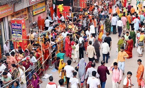 Devotees flocked to the Kashi Vishwanath Temple Devotees flocked to the Kashi Vishwanath Temple