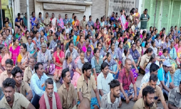பணி நிரந்தரம் கோரி சேலம் மாநகராட்சி ஒப்பந்த தூய்மைப் பணியாளர்கள் வேலை நிறுத்தப் போராட்டம் பணி நிரந்தரம் கோரி சேலம் மாநகராட்சி ஒப்பந்த தூய்மைப் பணியாளர்கள் வேலை நிறுத்தப் போராட்டம்