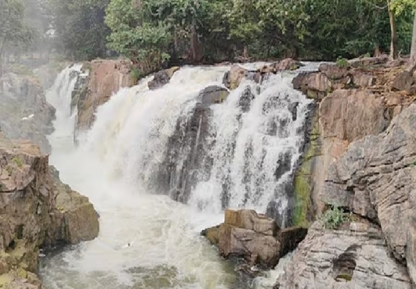 ஒகேனக்கல்லில் 8,000 கனஅடியாக நீடிக்கும் நீர்வரத்து - பரிசல் இயக்கத்திற்கு தடை நீட்டிப்பு