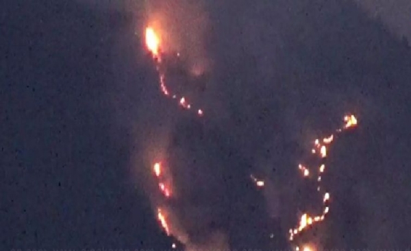 Wildfire rages on Sathuragiri Hill Wildfire rages on Sathuragiri Hill