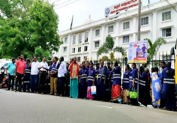 கரூரில் தூய்மைப் பணியாளர்கள் வேலைநிறுத்தப் போராட்டம் - குப்பைகள் தேங்கி பொதுமக்கள் அவதி கரூரில் தூய்மைப் பணியாளர்கள் வேலைநிறுத்தப் போராட்டம் - குப்பைகள் தேங்கி பொதுமக்கள் அவதி