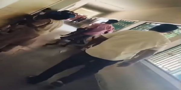 ஆசிரியர்கள் முன்பாகவே மாணவனை தாக்கிய விரகனூர் அரசு உயர்நிலைப்பள்ளி மாணவன் - மாவட்ட முதன்மை கல்வி அலுவலர் நேரில் விசாரணை