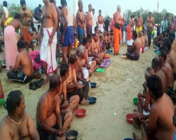ஆடி அமாவாசை - தூத்துக்குடி கடற்கரையில் ஆயிரக்கணக்கான பக்தர்கள் புனித நீராடித் தர்ப்பணம்