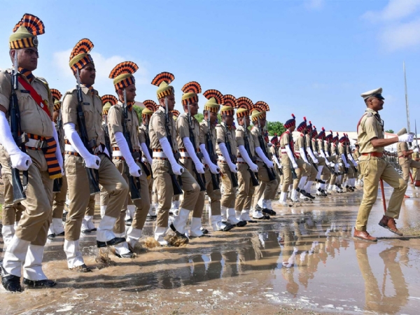 சுதந்திர தின விருதுகள் - காவல், தீயணைப்பு, ஊர்க்காவல் படை வீரர்கள் 1,057 பேருக்கு பதக்கங்கள் அறிவிப்பு