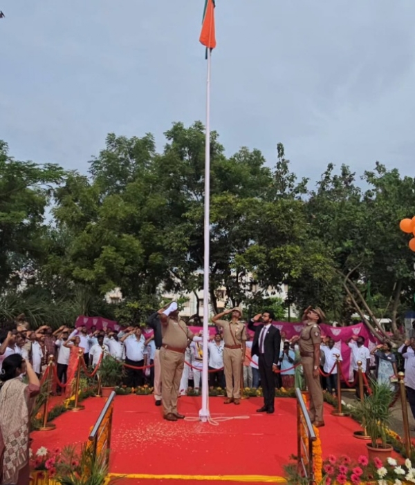 தேசியக்கொடி அறுந்து விழுந்ததால் பரபரப்பு -2வது முறையாக கொடியேற்றிய விழுப்புரம் மாவட்ட ஆட்சியர் தேசியக்கொடி அறுந்து விழுந்ததால் பரபரப்பு -2வது முறையாக கொடியேற்றிய விழுப்புரம் மாவட்ட ஆட்சியர்