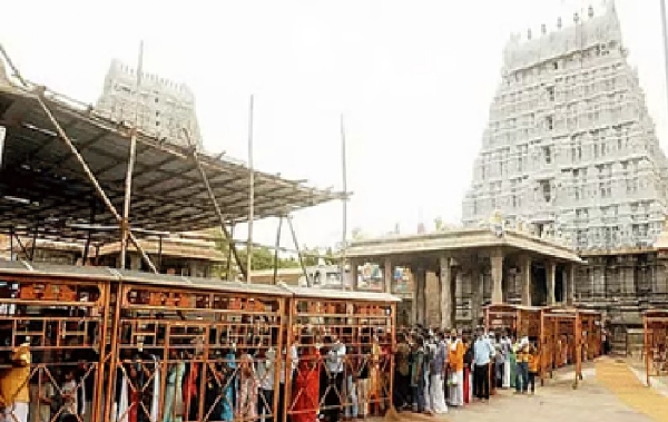 Crowds of devotees flock to Tiruvannamalai Crowds of devotees flock to Tiruvannamalai