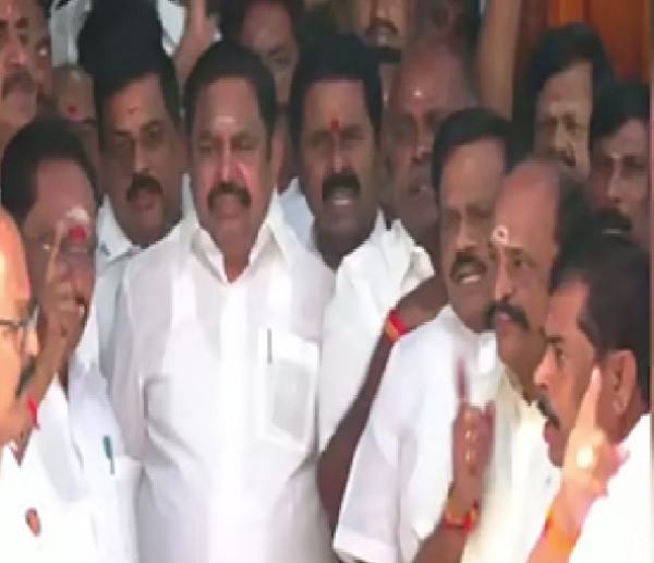 வண்டல் மண் பிரச்சினைக்கு கவன ஈர்ப்பு தீர்மானம் கோரி சட்டப்பேரவையில் இருந்து அதிமுக எம்எல்ஏக்கள் வெளிநடப்பு வண்டல் மண் பிரச்சினைக்கு கவன ஈர்ப்பு தீர்மானம் கோரி சட்டப்பேரவையில் இருந்து அதிமுக எம்எல்ஏக்கள் வெளிநடப்பு
