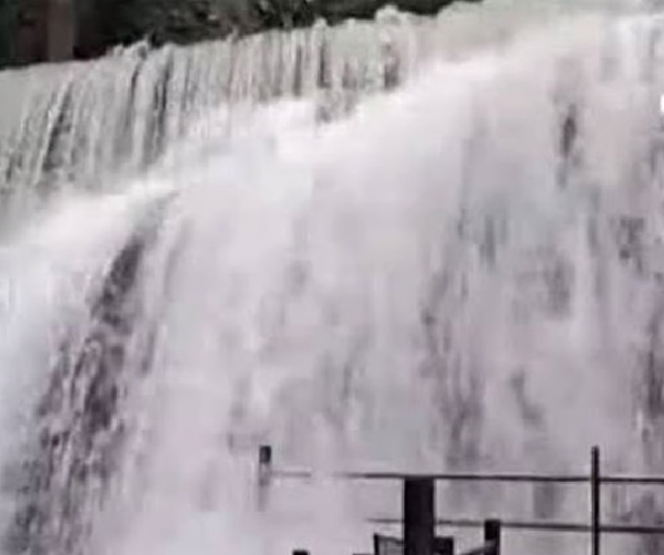 Ban on bathing at Suruli Falls for the second day Ban on bathing at Suruli Falls for the second day