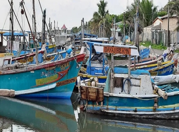 தூத்துக்குடியில் 3ம் நாளாக கடலுக்கு செல்லாத மீனவர்கள் - துறைமுகத்தில் ஆயிரம் படகுகள் முடக்கம் தூத்துக்குடியில் 3ம் நாளாக கடலுக்கு செல்லாத மீனவர்கள் - துறைமுகத்தில் ஆயிரம் படகுகள் முடக்கம்