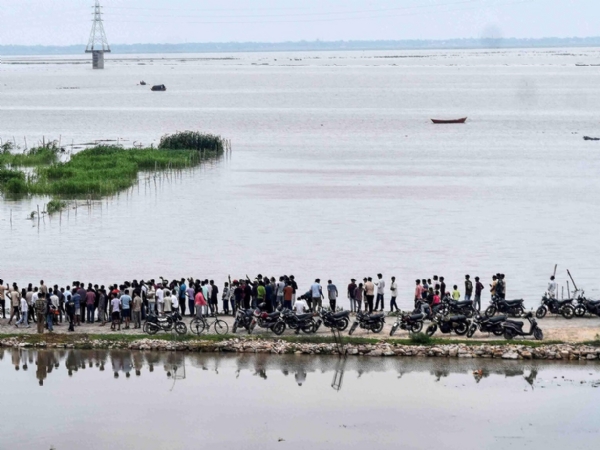 வாரணாசியில் கங்கை நீர்மட்டம் உயர்வு வாரணாசியில் கங்கை நீர்மட்டம் உயர்வு