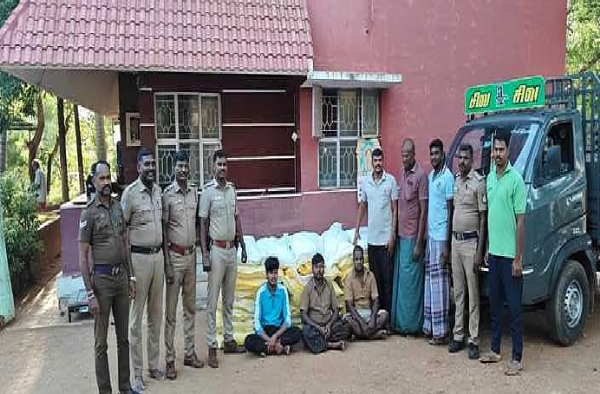 பெங்களூருவில் இருந்து 600 கிலோ தடை செய்யப்பட்ட புகையிலை பொருட்கள் கடத்தல் - தென்காசியில் 3 பேர் கைது பெங்களூருவில் இருந்து 600 கிலோ தடை செய்யப்பட்ட புகையிலை பொருட்கள் கடத்தல் - தென்காசியில் 3 பேர் கைது