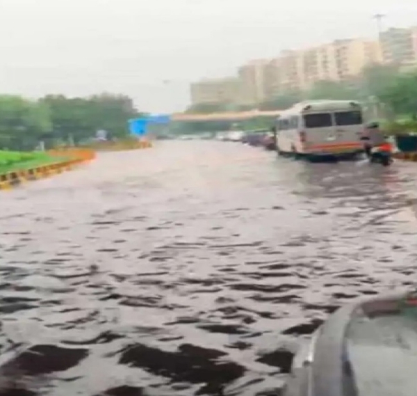 டெல்லியில் கனமழையால் எய்ம்ஸ் பகுதியில் கடும் நீர்த்தேக்கம் - போக்குவரத்து பாதிப்பு டெல்லியில் கனமழையால் எய்ம்ஸ் பகுதியில் கடும் நீர்த்தேக்கம் - போக்குவரத்து பாதிப்பு