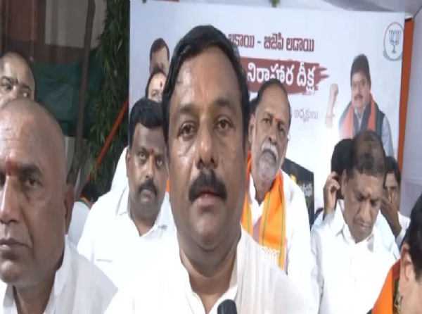 அமெரிக்க பயண அனுமதி மறுப்பு விவகாரம் - பாஜக எம்எல்ஏ அல்லேட்டி மகேஷ்வர் ரெட்டி கண்டனம் அமெரிக்க பயண அனுமதி மறுப்பு விவகாரம் - பாஜக எம்எல்ஏ அல்லேட்டி மகேஷ்வர் ரெட்டி கண்டனம்