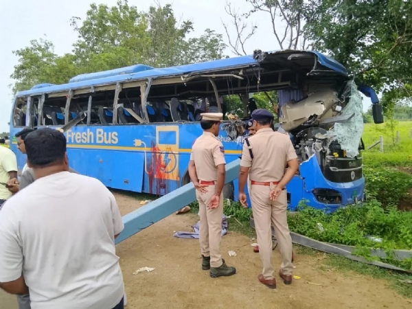 6 killed in bus-lorry collision in Suryapet 6 killed in bus-lorry collision in Suryapet