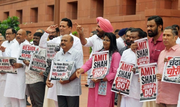 Opposition parties protest in the Parliament Opposition parties protest in the Parliament