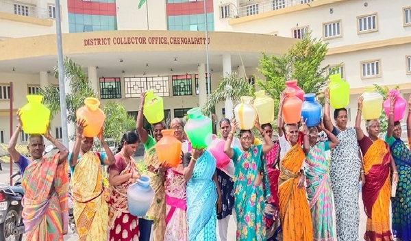 குடிநீர் தட்டுப்பாடு - செங்கல்பட்டு மாவட்ட ஆட்சியர் அலுவலகத்தை முற்றுகையிட்டு பெண்கள் போராட்டம் குடிநீர் தட்டுப்பாடு - செங்கல்பட்டு மாவட்ட ஆட்சியர் அலுவலகத்தை முற்றுகையிட்டு பெண்கள் போராட்டம்