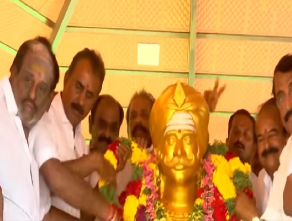 ஈரோடு ஓடாநிலையில் தீரன் சின்னமலை சிலைக்கு முன்னாள் அமைச்சர் எஸ்.பி.வேலுமணி மரியாதை ஈரோடு ஓடாநிலையில் தீரன் சின்னமலை சிலைக்கு முன்னாள் அமைச்சர் எஸ்.பி.வேலுமணி மரியாதை