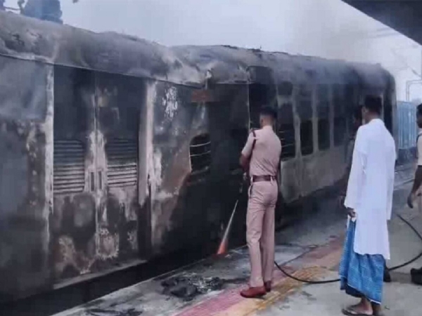 ரயில் என்ஜினில் திடீர் தீ விபத்து - பீகாரில் பெரும் அசம்பாவிதம் தவிர்ப்பு ரயில் என்ஜினில் திடீர் தீ விபத்து - பீகாரில் பெரும் அசம்பாவிதம் தவிர்ப்பு
