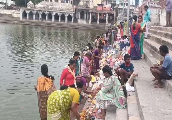 ஆறுகளில் தண்ணீர் இல்லாத அவலம் - குளங்களில் ஆடிப்பெருக்கு விழா கொண்டாட்டம் ஆறுகளில் தண்ணீர் இல்லாத அவலம் - குளங்களில் ஆடிப்பெருக்கு விழா கொண்டாட்டம்