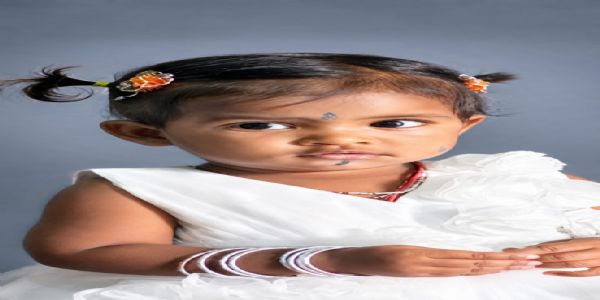இருசக்கர வாகனத்தின் மீது கார் மோதிய விபத்தில் ஒரு வயது குழந்தை தூக்கி வீசப்பட்டு பரிதாபமாக உயிரிழப்பு