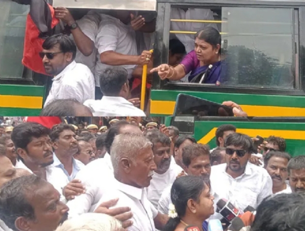 தூத்துக்குடியில் ஆர்ப்பாட்டத்தில் ஈடுபட்ட முன்னாள் அமைச்சர் கீதாஜீவன் உட்பட நூற்றுக்கணக்கான திமுகவினர் கைது
