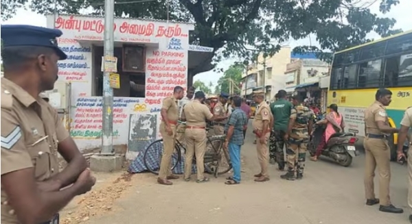 பேருந்து நிலையத்தில் இளைஞர் வெட்டிக் கொலை - நால்வர் கும்பலுக்கு போலீஸ் வலைவீச்சு