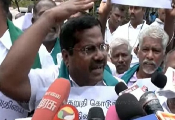 தலைமை செயலகத்திற்கு வெளியே விவசாயிகள் சாலை மறியல் போராட்டம்
